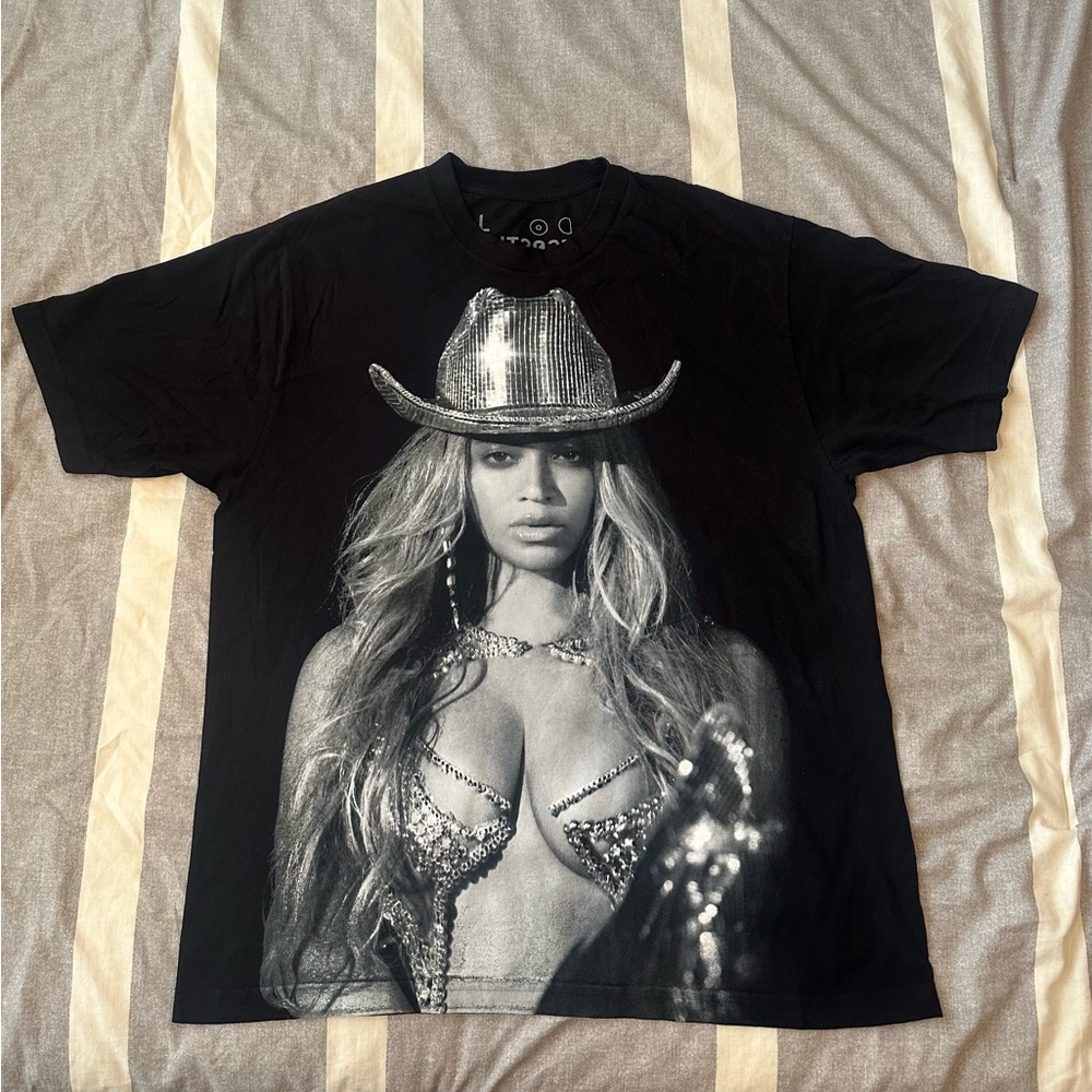 Beyoncé Renaissance tour Merch Tee.
Bee apart of the Beehive and Cop!